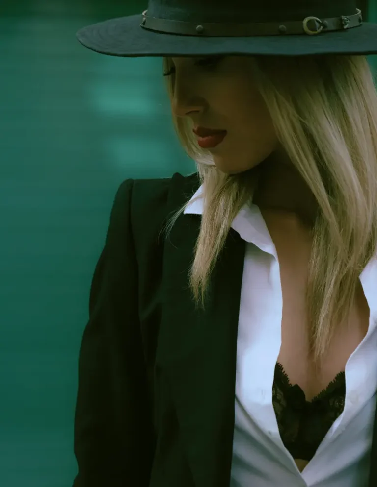 Uptown Girl — DOLCE Magazine | The November Fashion & Beauty Edition | Vol.7 | 2022
