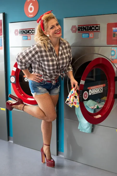 Pin Up Lady Bubbles by Ághné Borsowski Adrienn — DOLCE Magazine