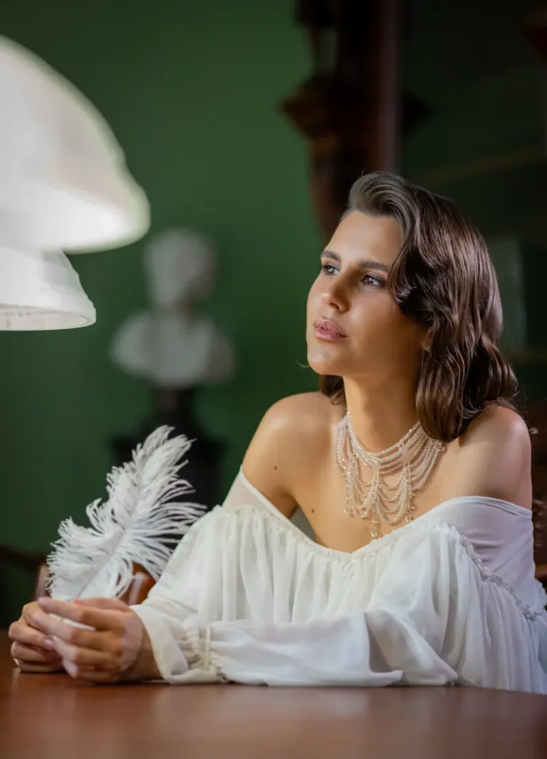 вона і бібліотека — DOLCE Magazine, May 2026